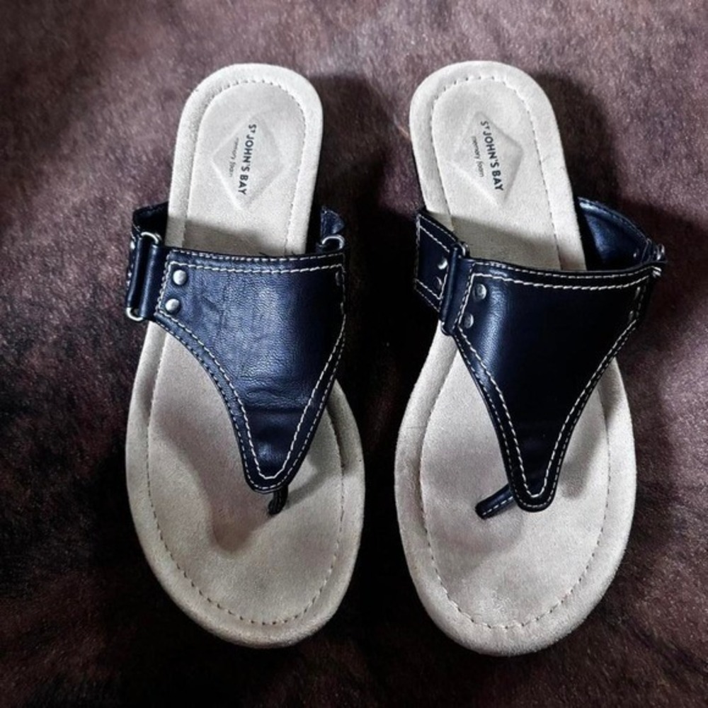 St. John's Bay Black Leather Thong Sandals – Size 8.5M – EUC - Picture 2 of 3